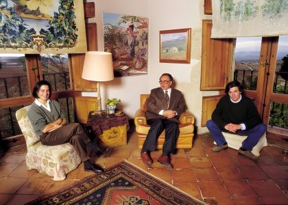 Amaia Rodríguez, Jaime Rodríguez Salís y Telmo Rodríguez en Remelluri en los años 90, fotografía familiar en la bodega de Rioja Alavesa.