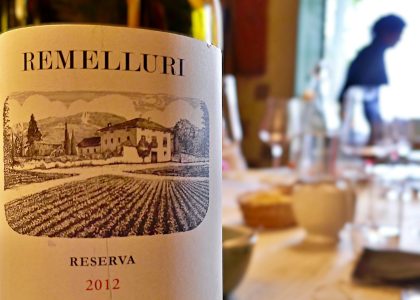 Botella de vino Remelluri Reserva en primer plano
