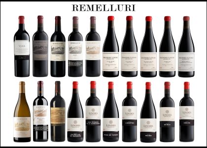 Botellas de vino de la bodega Remelluri alineadas mostrando sus distintas referencias de Rioja de Rioja Alavesa.