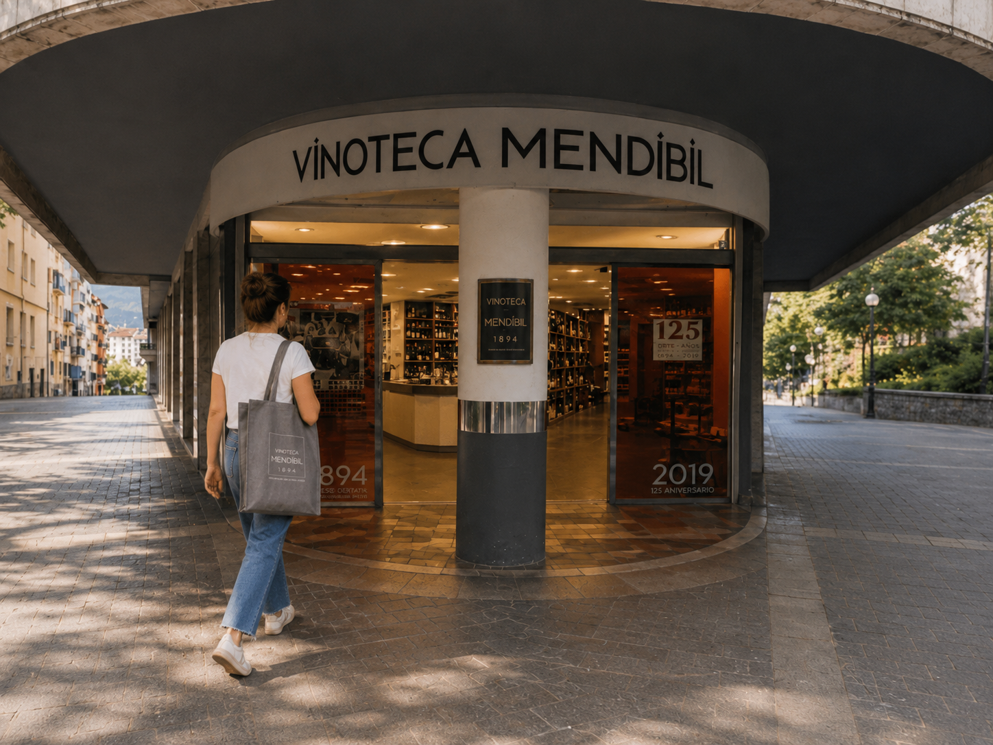 Cliente entrando en Vinoteca Mendibil de Irún, establecimiento recomendado por Le Guide du Pays Basque.